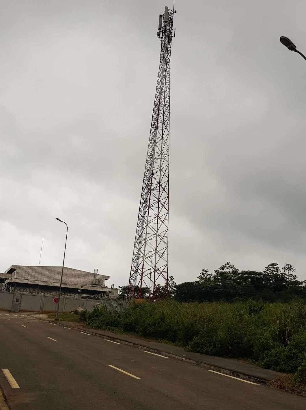 4-Leg Angular Telecom Tower GSM Steel Tower with Antenna Brackets